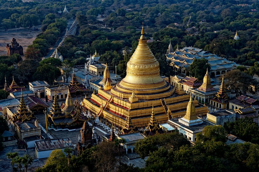 Shwezigon Pagoda &copy;Yves Alarie