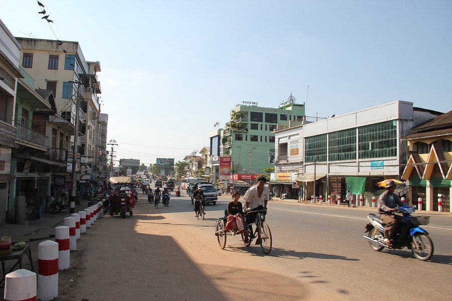 Road in Bago &copy;Seba Della y Sole Bossio