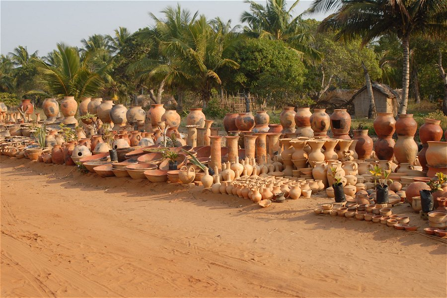 Pottery sale at estrada Inhambane-Maxixe &copy;F. Mira
