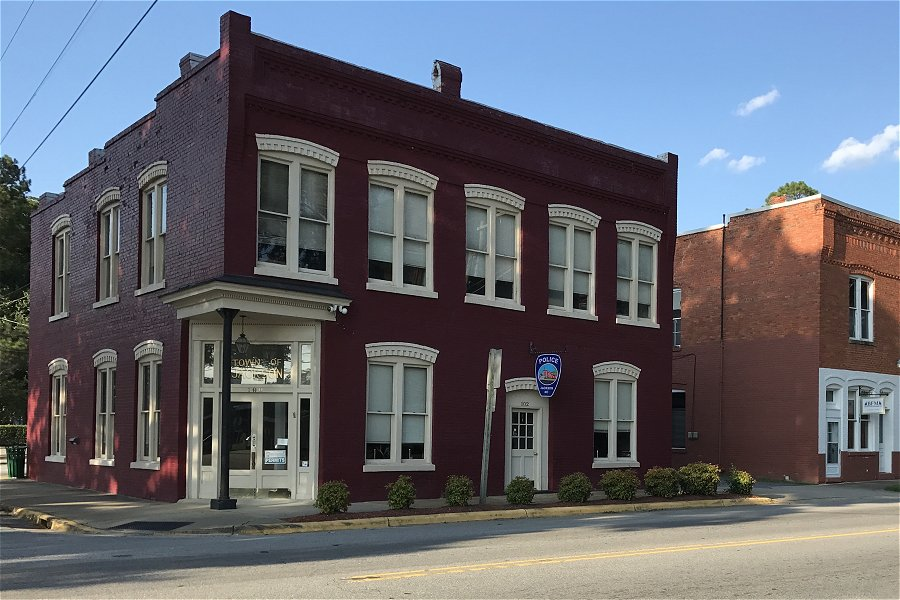 Jackson Town Hall &copy;Indy Beetle