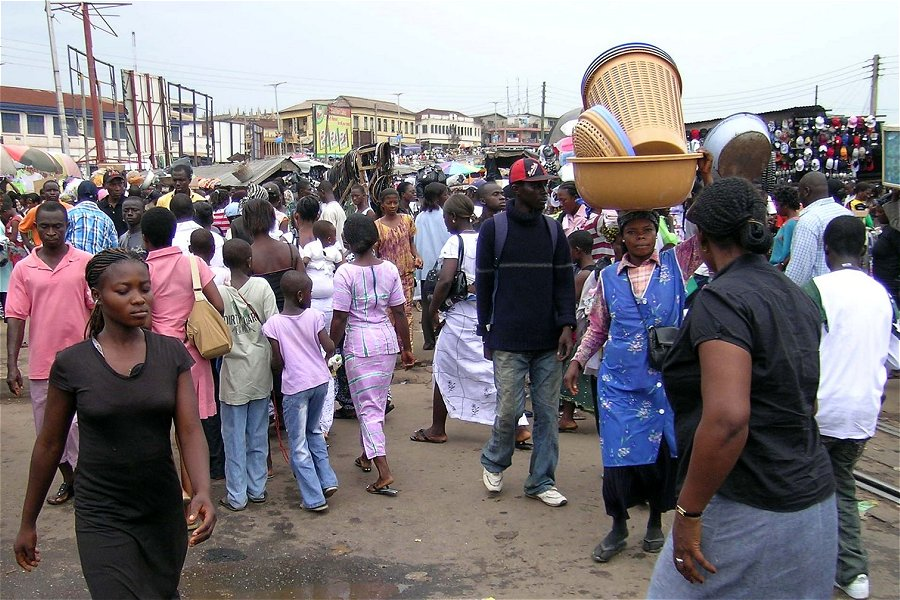 People on their way to the market &copy;Hugues
