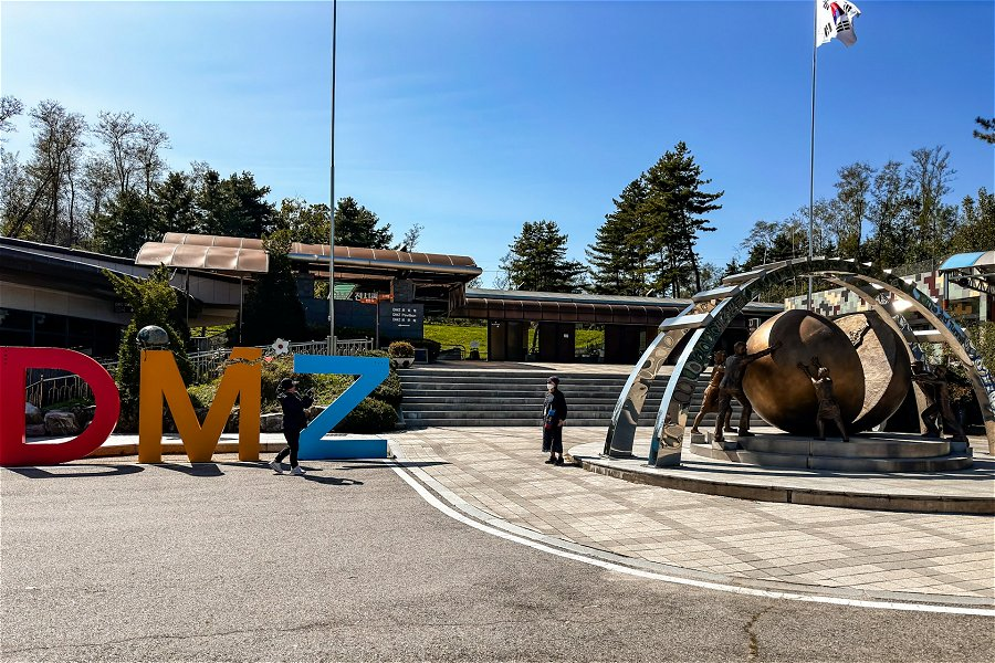 DMZ &copy;Christopher Pap de Pest&eacute;ny